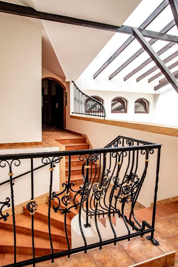 Bed and Breakfast Gosciniec Asticus Ярослав Экстерьер фото